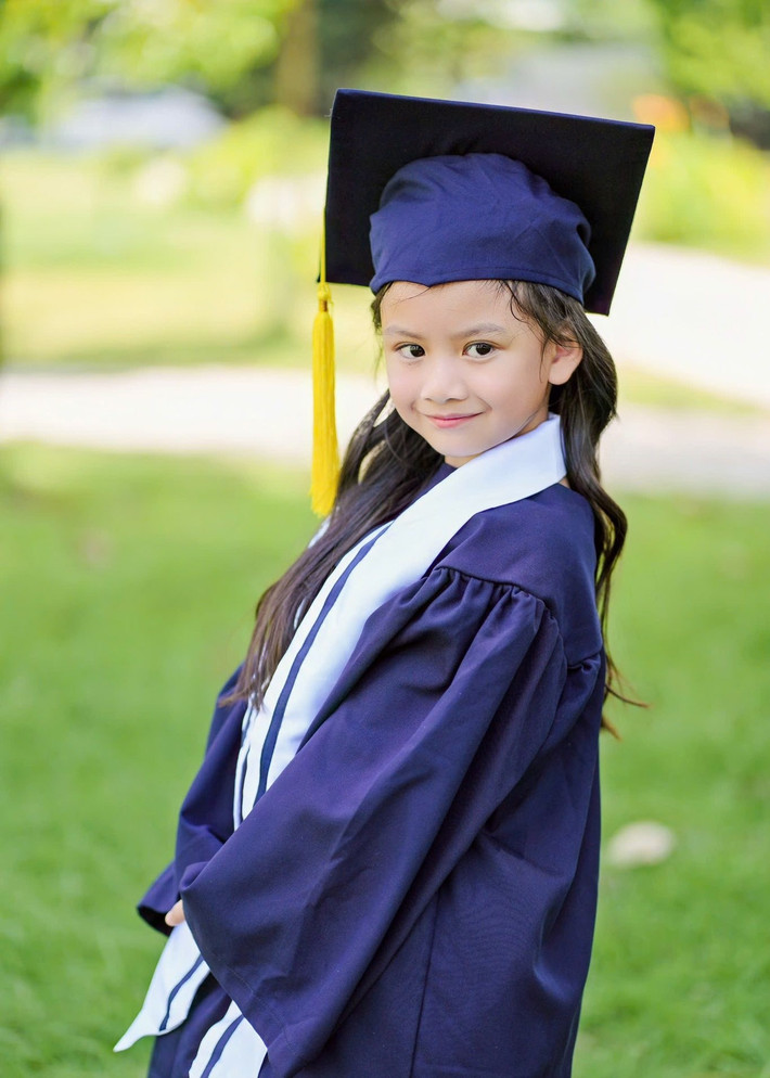 Nữ diễn viên khoe ái nữ xinh như búp bê ngày tốt nghiệp mầm non. Ảnh: FB Vũ Ngọc Ánh.