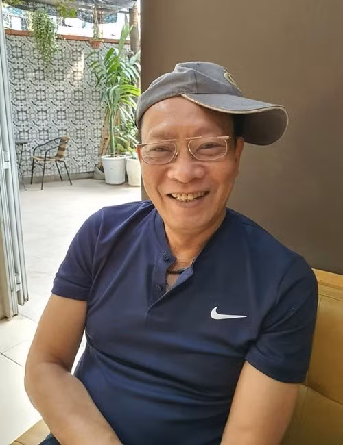 Nghỉ hưu từ năm 2017, MC Lại Văn Sâm thảnh thơi hơn. Ông du lịch, gặp gỡ bạn bè nhiều hơn. Tháng 9/2025, ông lên tiếng cảnh báo hàng loạt kênh mạng xã hội lợi dụng công nghệ AI để mạo danh giọng nói, hình ảnh của ông nhằm câu view, trục lợi. Ảnh: Tiền Phong.