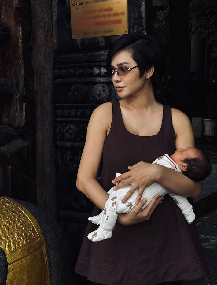 Thu Trang cho biết, bé Bamboo hợp tác mỗi khi được cho ra ngoài chơi. Cô chia sẻ: "Ba mẹ lôi đi tứ xứ chỉ cần có bình sữa và ba mẹ bế trên tay thì em ngủ ngon". Ảnh: FB Thu Trang.