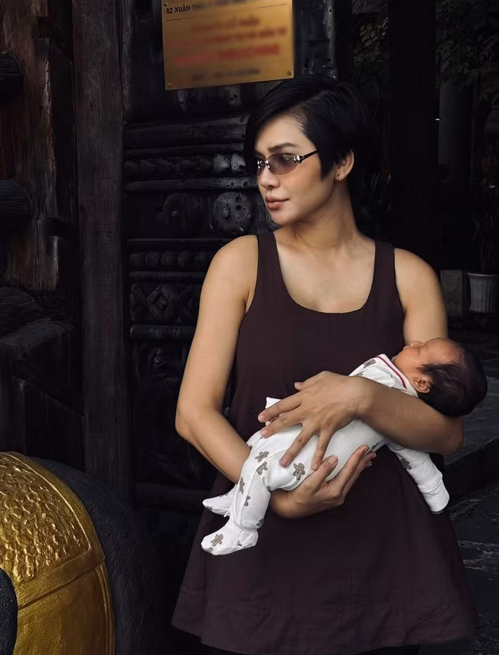 Thu Trang cho biết, bé Bamboo hợp tác mỗi khi được cho ra ngoài chơi. Cô chia sẻ: "Ba mẹ lôi đi tứ xứ chỉ cần có bình sữa và ba mẹ bế trên tay thì em ngủ ngon". Ảnh: FB Thu Trang.