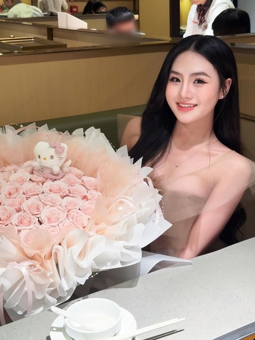 Nữ ca sĩ gợi cảm, trẻ trung ở tuổi 19. Ảnh: FB Bảo Anh.