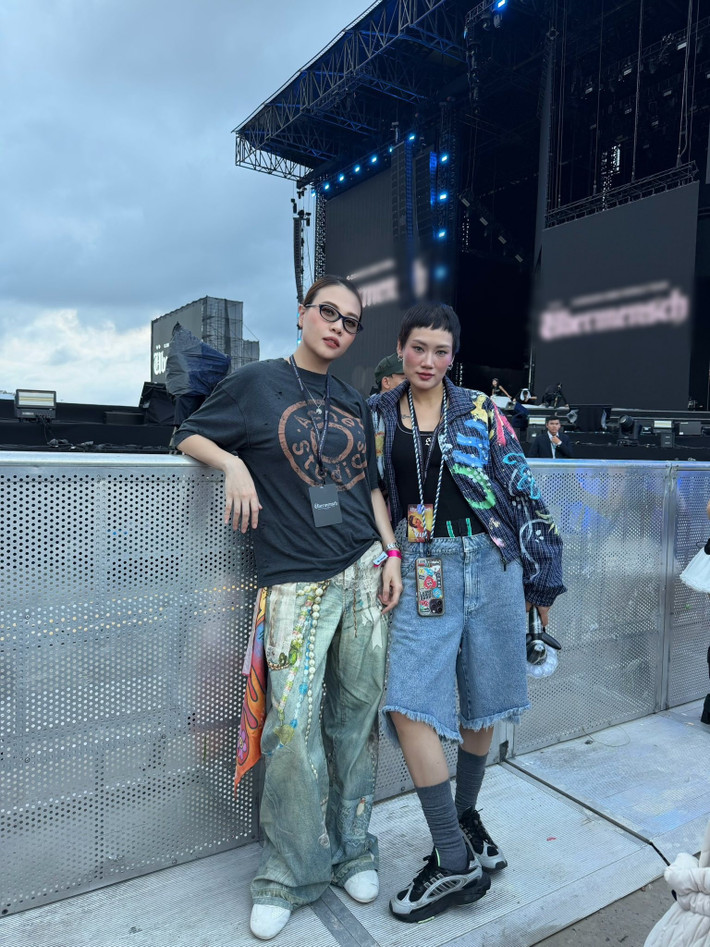 Đàm Thu Trang 'đu idol' cùng cô bạn thân Pông Chuẩn. Ảnh: FB Đàm Thu Trang.