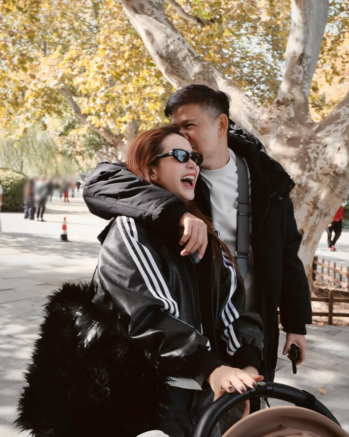 Kết hôn vào năm 2022, vợ chồng Minh Hằng và ông xã lựa chọn giữ đời sống riêng tư tránh xa ồn ào showbiz. Doanh nhân Quốc Bảo hiếm khi xuất hiện tại các sự kiện giải trí bên Minh Hằng. Tuy nhiên, anh luôn đồng hành, ủng hộ vợ trong công việc lẫn cuộc sống.