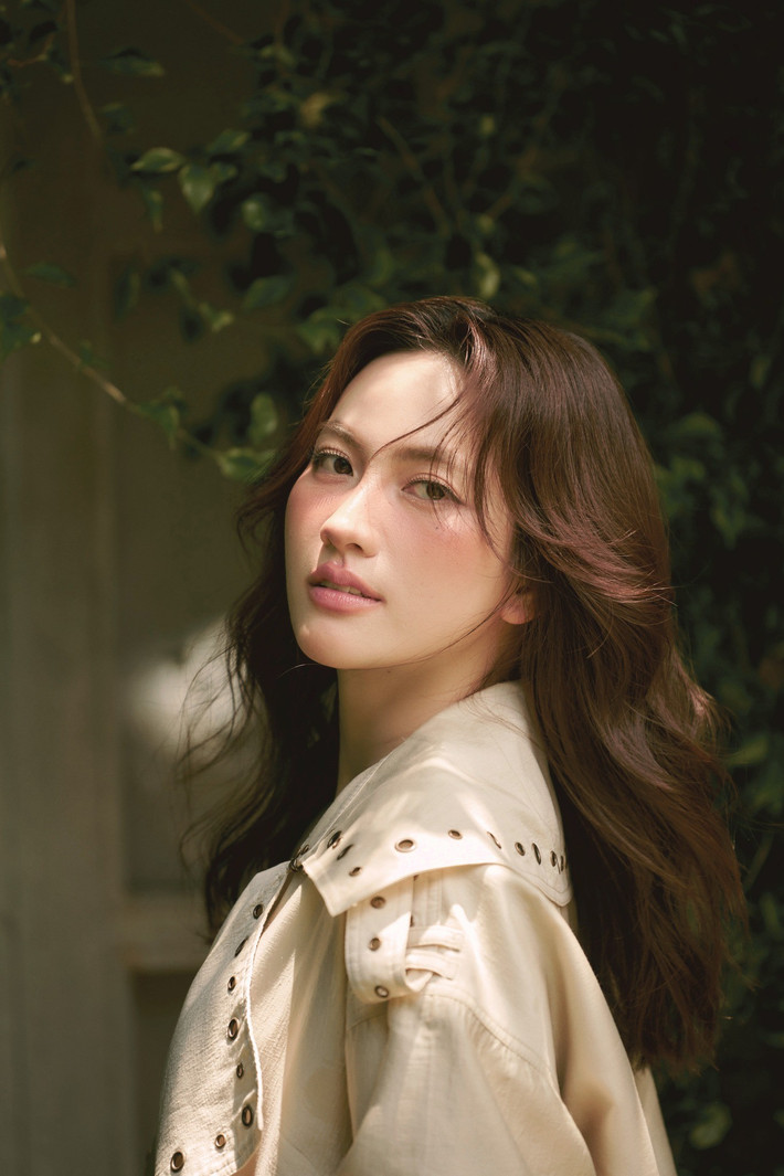 Nữ diễn viên thường lựa chọn biểu cảm tiết chế, để cảm xúc được truyền tải qua ánh mắt và nụ cười thoảng nhẹ.