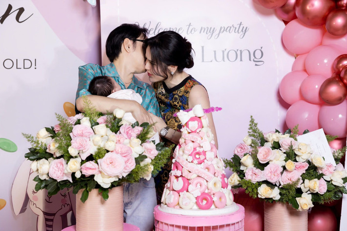 Những đêm dài vỗ về con, đôi khi Phương Lê thấy mình như cạn sức. Tuy nhiên, nhìn Vũ Luân, cô không còn cảm thấy mệt mỏi.