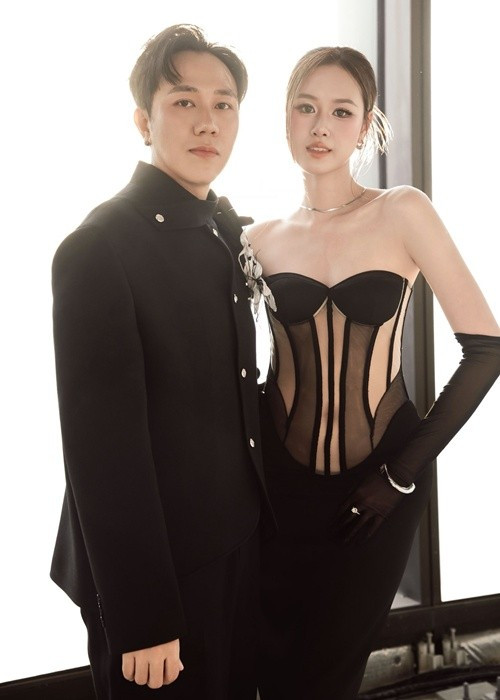 Anh Đức lịch lãm trong bộ đồ vest. Anh Phạm gợi cảm với váy dài, ôm sát cơ thể, tôn lên vóc dáng. Ảnh: FB Anh Phạm.