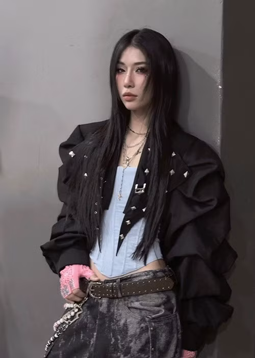 Phong cách thời trang của Lyhan đầy cá tính, gợi cảm. Ảnh: FB Lyhan.