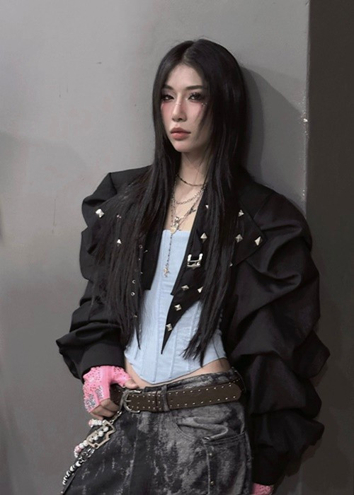 Phong cách thời trang của Lyhan đầy cá tính, gợi cảm. Ảnh: FB Lyhan.