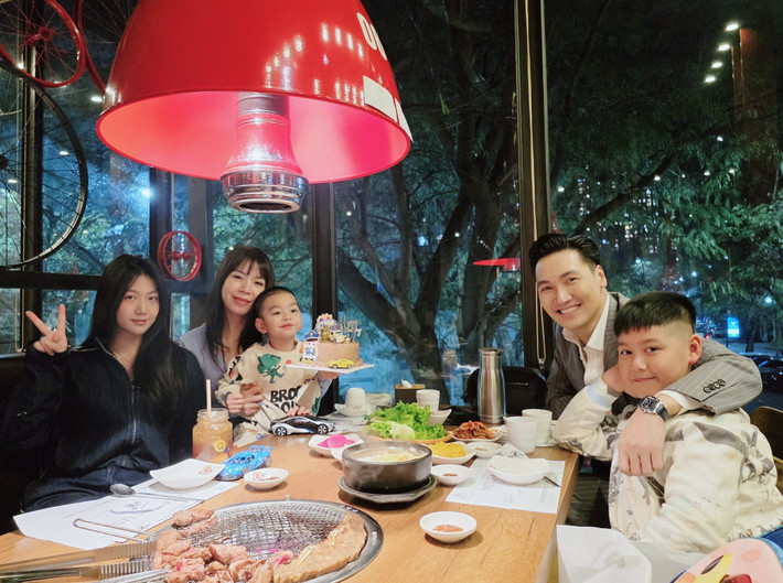 Con gái đầu lòng của Mạnh Trường hiện tại ra dáng thiếu nữ, thu hút sự chú ý nhờ vẻ ngoài dịu dàng và trong trẻo. Ảnh: FB Mạnh Trường.