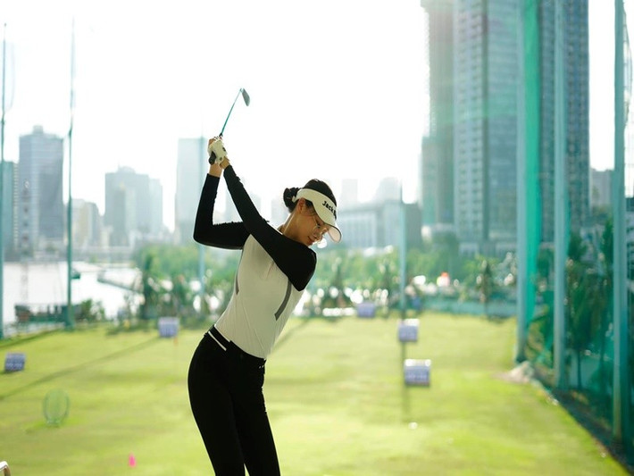 Nàng hậu có sở thích đánh golf - bộ môn thể thao của giới nhà giàu. Ảnh: FB Phương Khánh.