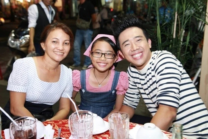 Khi Phương Mỹ Chi bị một số khán giả cho rằng chạy show quá nhiều dù còn nhỏ, Trấn Thành lên tiếng bênh vực nữ ca sĩ. Ảnh: Znews.