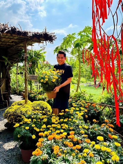 Huỳnh Anh Tuấn chăm sóc hoa tươi ở nhà vườn mỗi dịp Tết. Ảnh: FB Huỳnh Anh Tuấn.