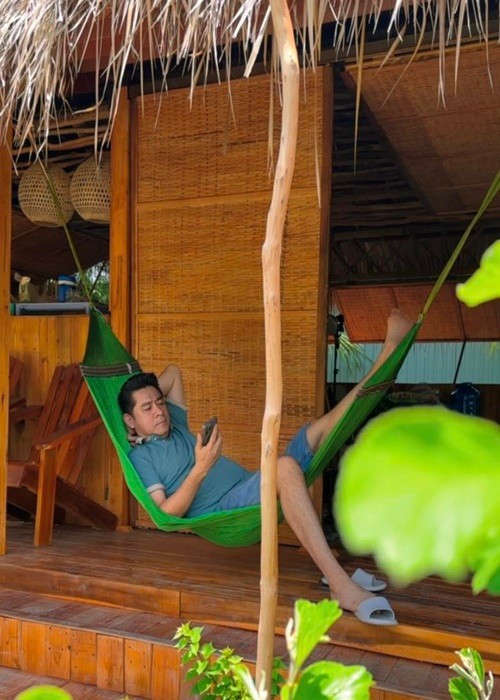Tài tử thập niên 90 thường xuyên quay các clip ở nhà vườn. Nhiều khán giả gọi vui nhà vườn của Huỳnh Anh Tuấn là chòi lá triệu view. Ảnh: FB Huỳnh Anh Tuấn.