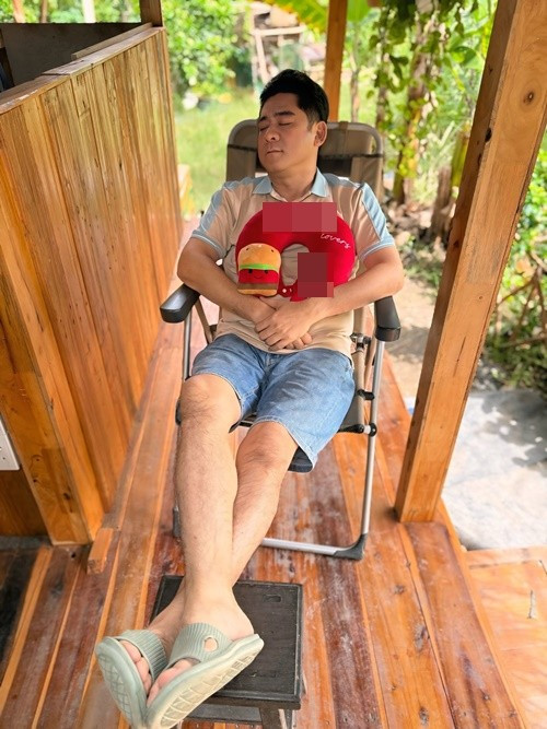 Vài năm trở lại đây, Huỳnh Anh Tuấn vui thú điền viên, nấu nướng ở nhà rộng 6.000m2. Huỳnh Anh Tuấn chia sẻ trên Pháp Luật TP HCM, anh xem nhà vườn như ngôi nhà thứ 2 của mình. “Quay nấu nướng liên tục thì nhiều lúc mệt nhưng không nấu nướng chừng vài ngày là buồn lắm”, nam diễn viên cho hay. Ảnh: FB Huỳnh Anh Tuấn.