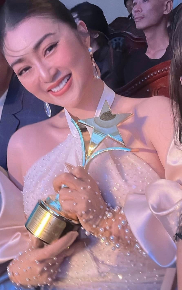 Thanh Trúc muốn dành tặng giải thưởng cho mẹ ruột. “Mẹ là người cản Trúc bước vào con đường này, cũng là người tạo động lực cho mình, bà ngăn cản vì xót cho con gái. Cho nên, tôi nghĩ mẹ rất mong con gái của mình vượt qua được những khó khăn để được khán giả công nhận và chạm tay đến giải thưởng về diễn xuất như ngày hôm nay”, cô chia sẻ trên Saostar. Ảnh: Dân Việt.