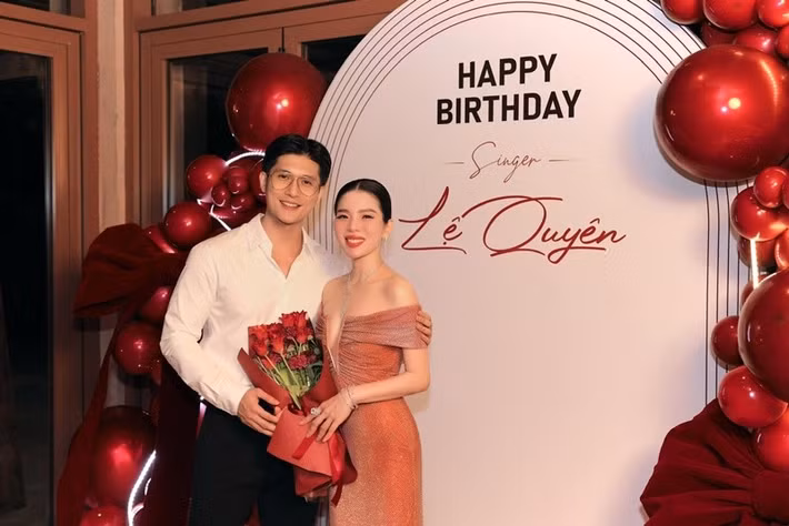 "Nữ hoàng phòng trà" xem Lâm Bảo Châu là bạn đời, không đặt nặng chuyện đám cưới. Ảnh: FB Lệ Quyên.