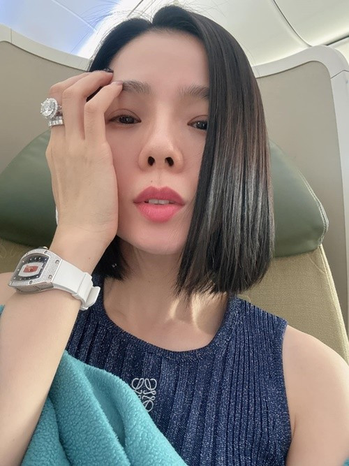 Lệ Quyên được mệnh danh là “yêu nữ hàng hiệu” bởi có nhiều đồ hiệu giá trị "khủng". Ảnh: FB Lệ Quyên.