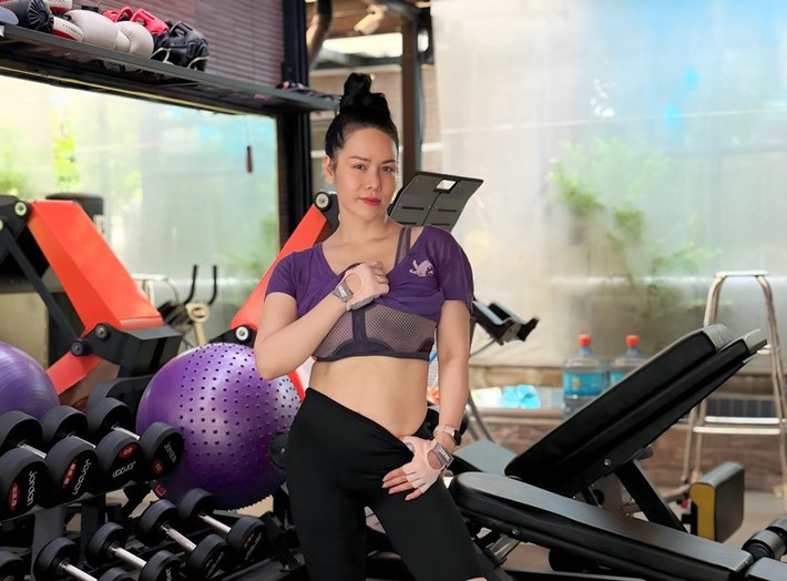 Nhật Kim Anh cố gắng giảm cân sau sinh nở lần 2. "Trước khi sinh em bé, tôi nặng 82 kg. Hiện tại, tôi có cân nặng là 64 kg. Tôi đang tích cực tập gym, kết hợp chế độ dinh dưỡng khoa học để có thể lấy lại body trước đây", cô chia sẻ trên Znews. Ảnh: FB Nhật Kim Anh.