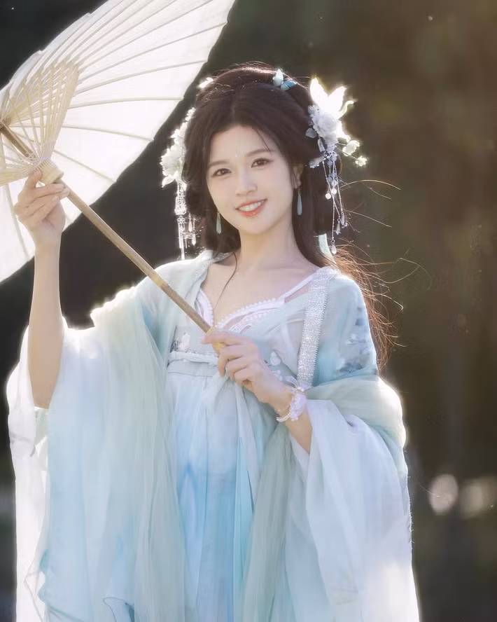 Suni Hạ Linh "đốn tim" fan nhờ vẻ ngoài ngọt ngào khi mặc cổ trang. Ảnh: Instagram Suni Hạ Linh.