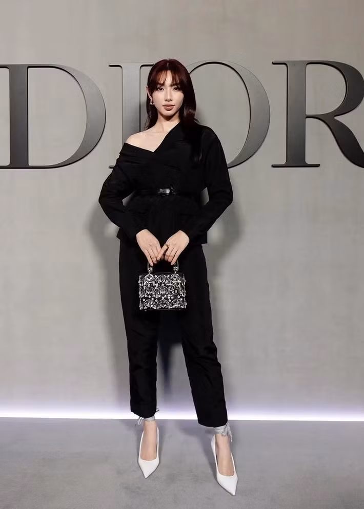 Sau thông tin Thùy Tiên bị khởi tố, bắt tạm giam, Dior - thương hiệu nổi tiếng của Pháp xóa hình ảnh Thùy Tiên khỏi fanpage của mình. Ảnh: Znews.
