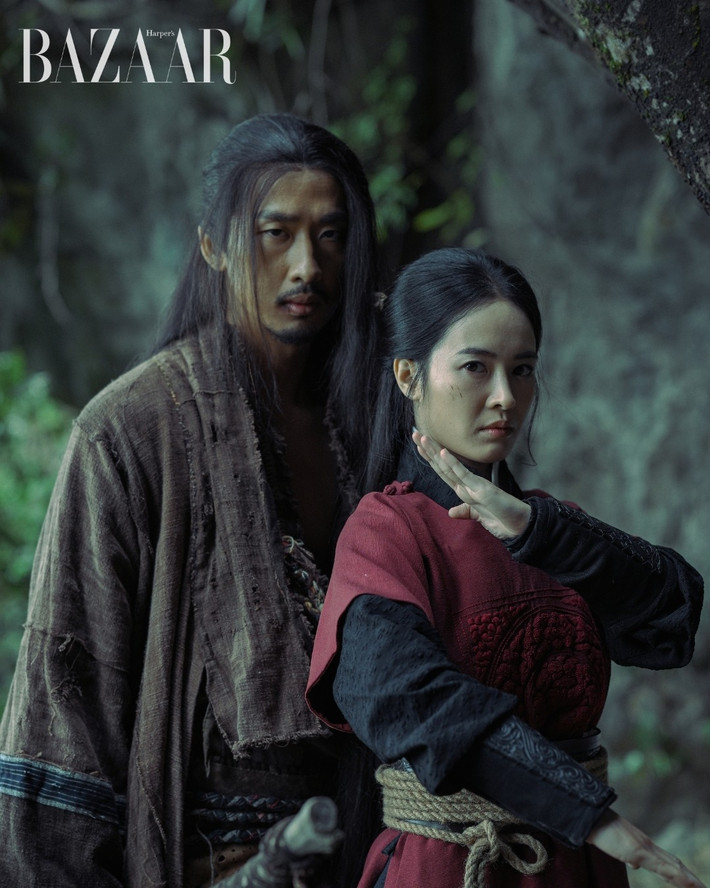 Bạn diễn của Tuấn Trần trong phim là Trần Thiên Tú, vào vai nữ tráng sĩ An Nhiên – nhân vật mang tinh thần của Hai Bà Trưng, Bà Triệu, sẵn sàng dấn thân vào cuộc chiến bảo vệ bí mật Mộ Vua Đinh bằng bản lĩnh và niềm tự hào dân tộc. Ảnh: Harper’s Bazaar Việt Nam.