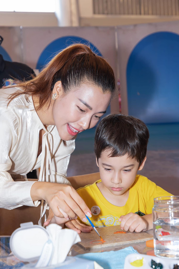 Chia sẻ về việc làm mẹ trên VOV, Hoàng Oanh cho biết, cô chọn cách vừa chơi chơi với con để tâm sự và dạy bảo thay vì áp đặt con ngồi một chỗ nghe lời mẹ dặn.