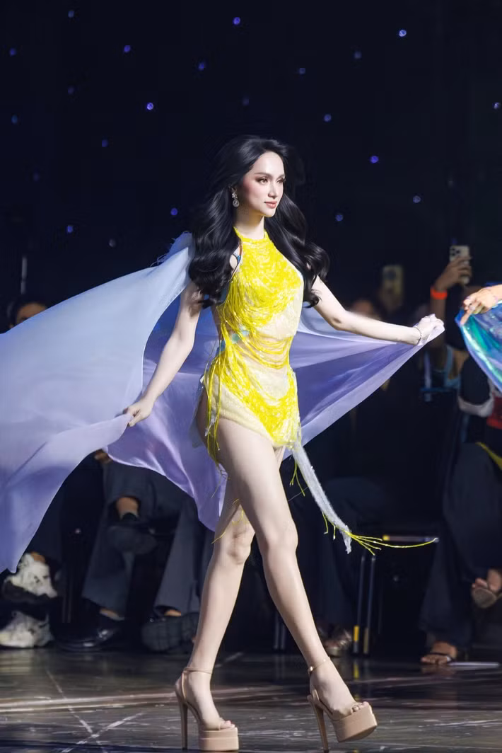 Ở góc nghiêng, lợi thế hình thể của Hương Giang được thể hiện rõ qua đôi chân dài và tỷ lệ cơ thể cân đối. Chi tiết tua rua phủ dọc trang phục tạo hiệu ứng thị giác nổi bật, giúp mỗi bước trình diễn thêm cuốn hút dưới ánh đèn sân khấu.