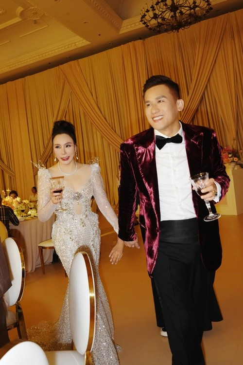 Hồ Quỳnh Hương và chồng doanh nhân nắm tay không rời trong tiệc cưới. Ảnh: FB Hồ Quỳnh Hương.