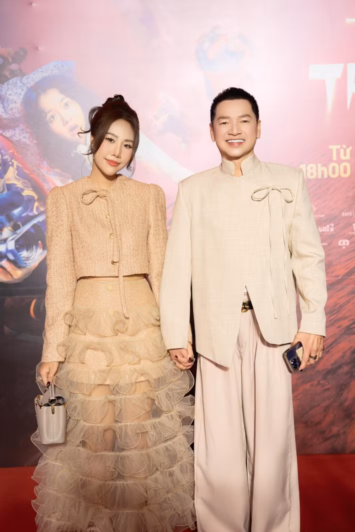 Cặp đôi ăn mặc đồng điệu tại một sự kiện ra mắt phim mới đây. Ảnh: FB Tăng Khánh Chi.