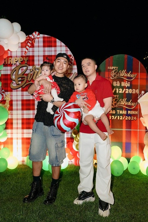 "Chúc mừng con gái yêu Kỳ Kỳ của vợ chồng người anh em Châu Khải Phong và Thanh Trúc nhé. Hình cũ giấu giếm giờ mới dám công khai”, Cao Thái Sơn cho biết. Ảnh: FB Cao Thái Sơn.