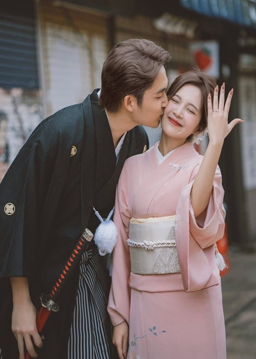 "Tôi với anh Tú từng hợp tác trong một phim và từ đó 2 anh em thân thiết. Cũng có rất nhiều tin đồn nhưng hiện tại tôi và anh Tú chỉ là bạn", Ngọc Huyền nói. Ảnh: FB Đình Tú.