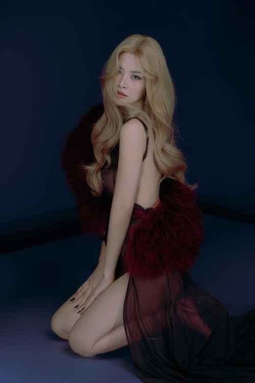 Sau 2 lần sinh nở, vợ Ông Cao Thắng sở hữu nhan sắc mặn mà hơn. Ảnh: FB Đông Nhi.