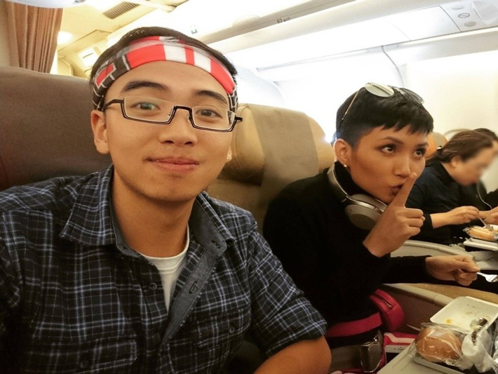 Nam đạo diễn chia sẻ hình ảnh bên H’hen Niê lúc cô mới nổi tiếng. Ảnh: FB Tuấn Khôi.