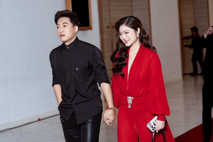 Theo Tiền Phong, tin đồn Thanh Trúc - Châu Khải Phong có mối quan hệ tình cảm lan truyền từ năm 2024. Khán giả nhiều lần soi khoảnh khắc cả hai khoác vai, tình tứ ở sự kiện, ở chung nhà... Tuy nhiên, Châu Khải Phong và Thanh Trúc không phản hồi cho đến năm 2025 mới thừa nhận là một cặp.