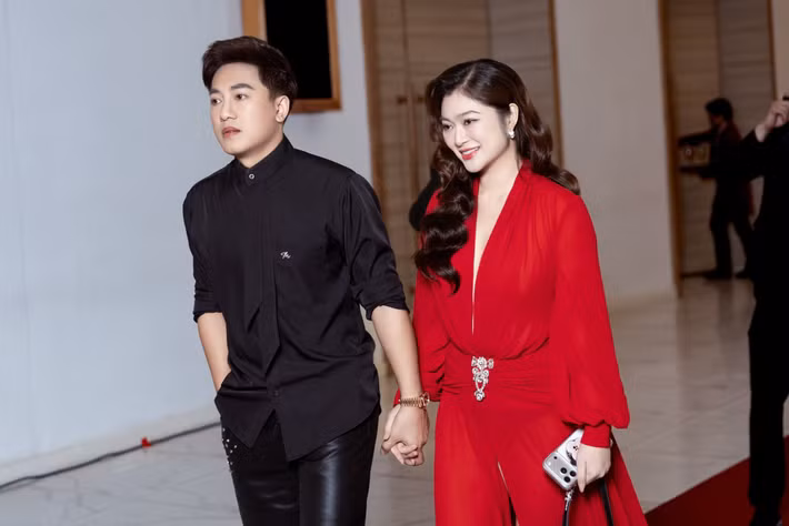 Không còn giấu kín, Thanh Trúc và Châu Khải Phong dần cởi mở hơn khi chia sẻ những khoảnh khắc đời thường. Không cần những lời hoa mỹ, cách họ nhắc về nhau đủ để người ngoài cảm nhận rõ sự gắn bó.