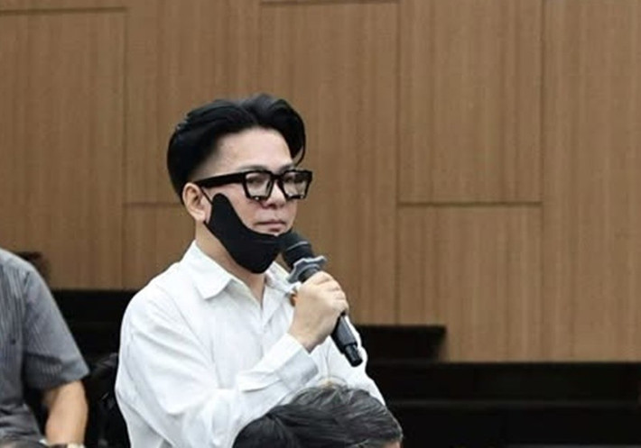 Theo Tiền Phong, ca sĩ Vũ Hà có tên trong danh sách 141 người bị đưa ra xét xử trong vụ đánh bạc và tổ chức đánh bạc hơn 2.500 tỷ đồng tại King Club, khách sạn Pullman. Theo cáo trạng, Vũ Hà bị cáo buộc mở thẻ với tên "MR BARET", đánh bạc bằng hình thức chơi Slot, Roulette với số tiền 2.618,16 USD (tương đương hơn 63 triệu đồng), thua 199,34 USD. Ảnh: Người Lao Động.