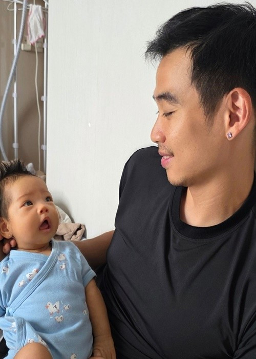 Đối với Tuấn Khôi, chỉ cần nghe con ê a là anh cảm thấy tràn đầy năng lượng cho một ngày mới. Ảnh: FB Tuấn Khôi.