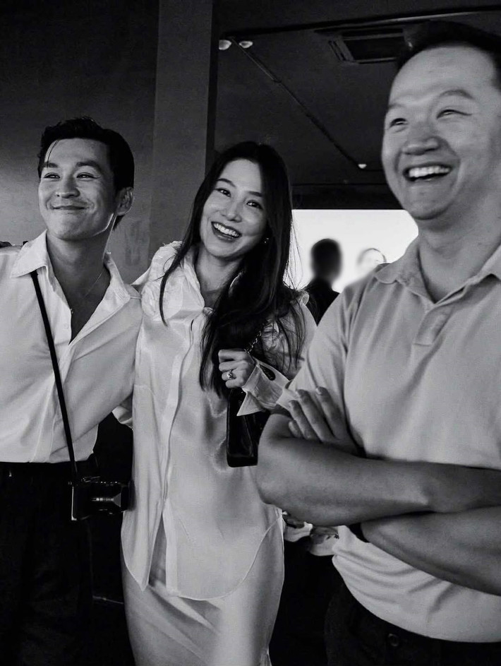 Thiên Minh là người thực hiện bộ ảnh cưới cho Diễm My và doanh nhân Vinh Nguyễn. Chứng kiến hành trình trưởng thành của cô bạn thân, anh dễ dàng nắm bắt cảm xúc, ghi lại những khoảnh khắc ý nghĩa. Qua sự kết nối của Diễm My, Thiên Minh cũng trở nên thân thiết với Vinh Nguyễn. Ảnh: Instagram Diễm My.