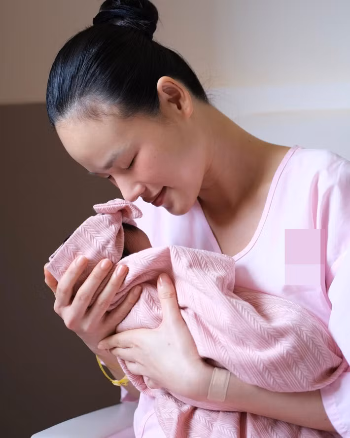 Trên trang cá nhân, siêu mẫu Tuyết Lan cho biết, cô sinh con gái đầu lòng vào ngày 23/8 vừa qua. Ảnh: FB Tuyết Lan.