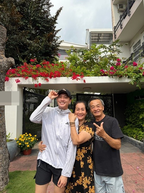 Hết kỳ nghỉ Tết, Quốc Trường chia sẻ dòng trạng thái ngắn gọn nhưng đầy cảm xúc: “Ở nhà lâu quá, trở lại TP HCM thấy lòng bồi hồi”.