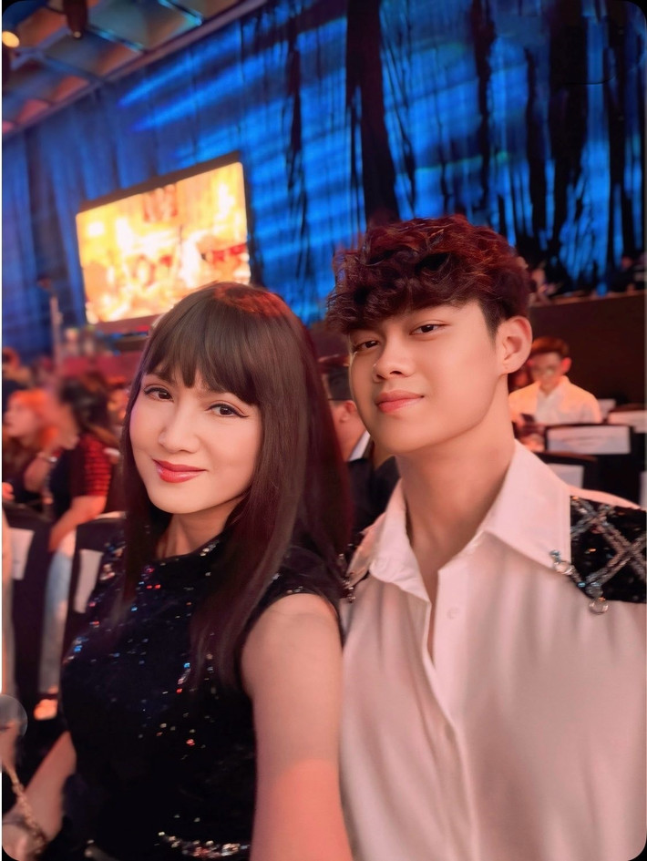 Hiền Mai thường xuyên động viên con trai học tập. Nữ diễn viên chia sẻ: "Bạn Tony về lại Mỹ học hành cho đàng hoàng nha con. Cố gắng giữ gìn sức khỏe, không được ham chơi quá, quan trọng nhất là việc học, vì tương lai của con tốt đẹp hay không chính là đang trong thời gian này. Cố gắng lên cục cưng của mẹ". Ảnh: FB Hiền Mai.