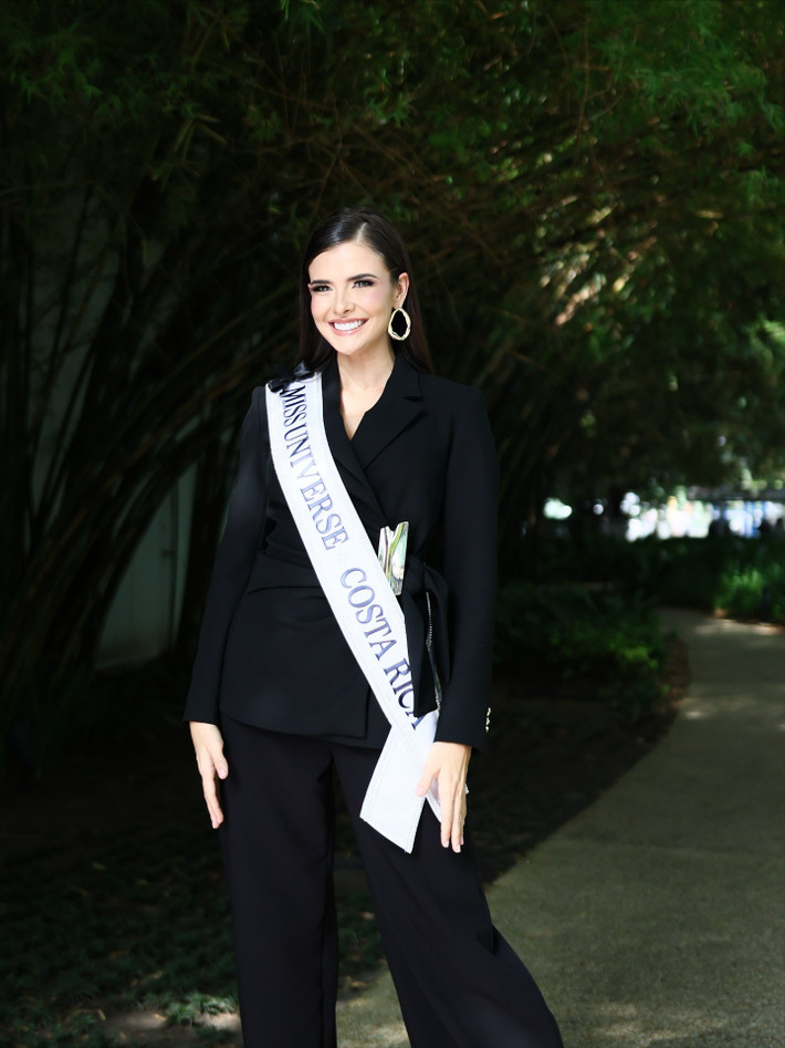 Mỹ nhân Costa Rica diện vest thanh lịch mang tông màu đen khi bước chân vào đấu trường nhan sắc quốc tế. Ảnh: Miss Universe.