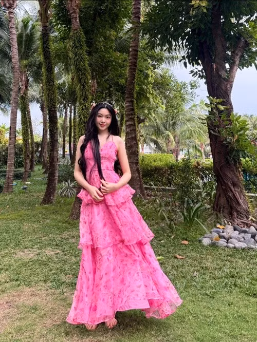 Từ trang phục, phong cách trang điểm đến thần thái của con gái Quyền Linh đều xoay quanh hình ảnh tiểu thư, nàng thơ. Ảnh: FB Dạ Thảo.