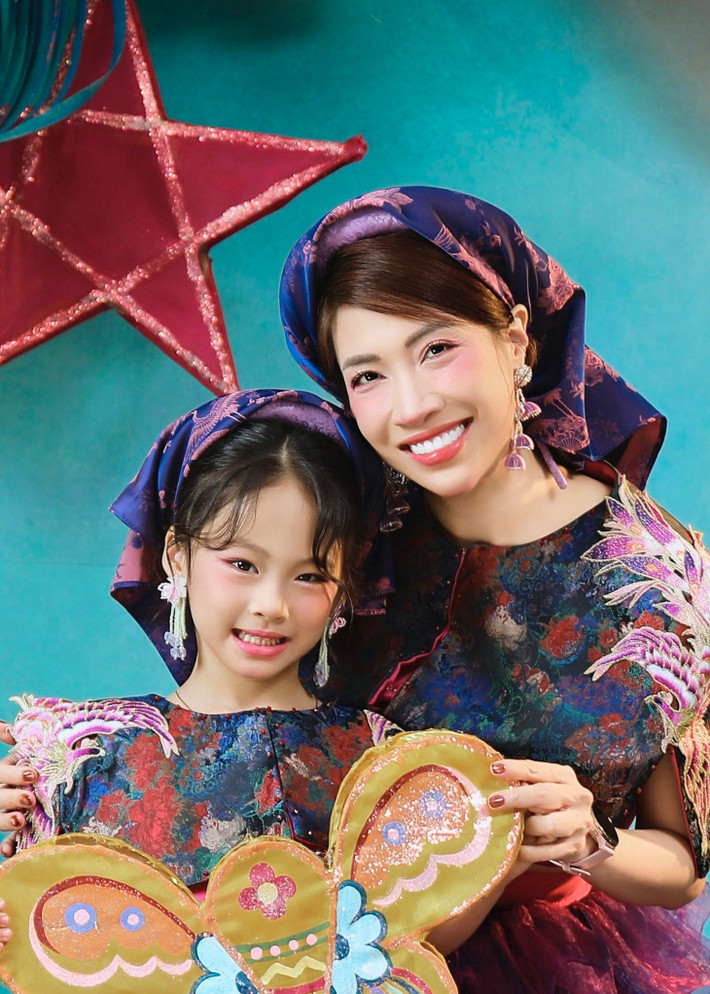 Bộ ảnh đón Trung thu của Pha Lê và bé Thiên Ý lấy bối cảnh trong studio. Hai mẹ con nữ ca sĩ diện đồ đôi. Ảnh: FB Pha Lê.