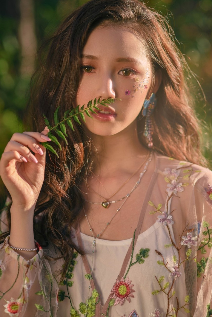 AMEE theo đuổi phong cách ngọt ngào khi mới vào showbiz. Ảnh: VTV.