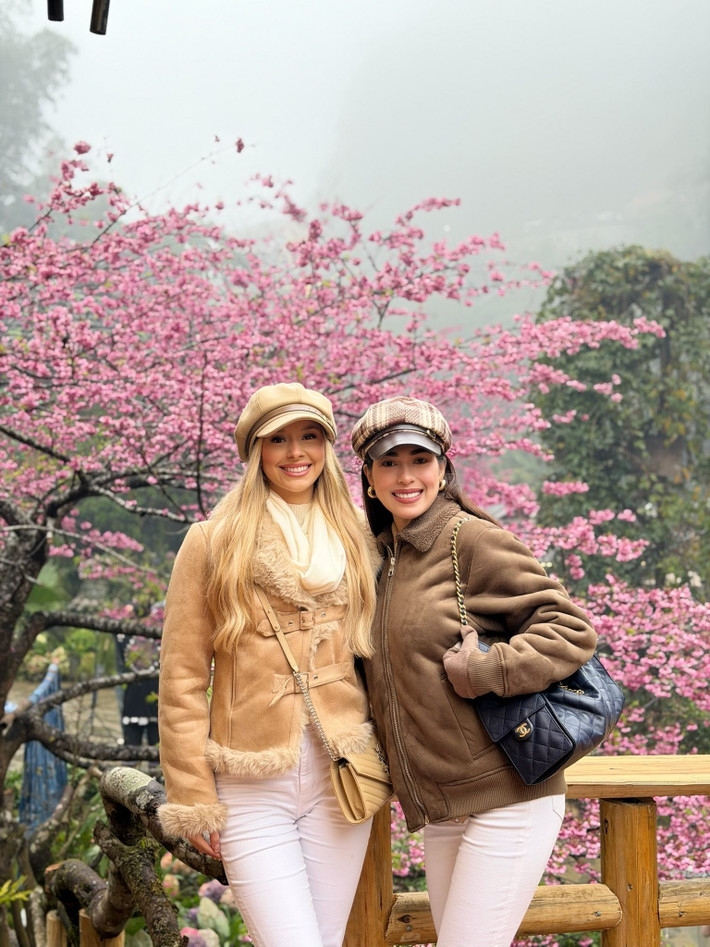Hai mỹ nhân mặc trang phục cùng tông khi du lịch Sapa vào đầu năm 2026. Ảnh: Miss Cosmo.