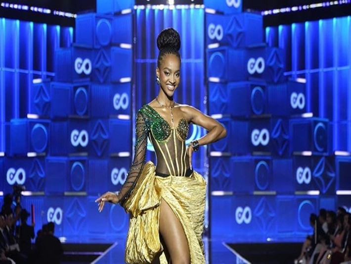 Mỹ nhân Nam Phi tự tin xử lý tình huống, nhận được lời khen của nhiều khán giả. Ảnh: Báo Lâm Đồng Điện Tử.