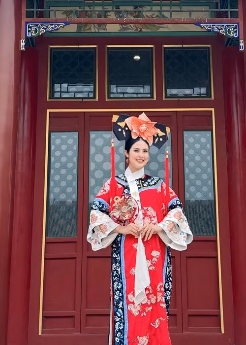 Cô chia sẻ: “Lứa 8x, 9x đời đầu chắc chẳng thể quên được cảm xúc xao xuyến với bộ phim huyền thoại Hoàn Châu cách cách. Ngày xưa, tôi mê mẩn đến mức có hẳn một quyển sổ chép lời bài hát, sưu tầm ảnh dán đầy nhà, tự tay may quần áo búp bê cosplay nàng Én nhỏ. Và luôn ấp ủ một ngày được khoác lên mình bộ trang phục ấy, dạo bước ở Tử Cấm Thành, Di Hòa Viên. Dù mang bầu 6 tháng, tôi vẫn hạ quyết tâm phải thực hiện ước mơ này trước khi “nằm ổ”. Ảnh: FB Ngọc Hân.