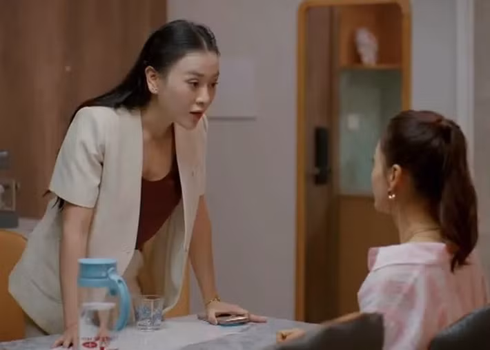 Diễn xuất của Phương Oanh trong Gió ngang khoảng trời xanh được khán giả đánh giá cao, đặc biệt ở những phân đoạn nội tâm như khi nhân vật phát hiện chồng phản bội và đối diện với người thứ ba. Ảnh: VTV.