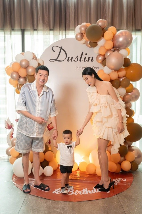 Năm 2024, Quang Minh công khai mối quan hệ với Tăng Khánh Chi. Cả hai có một cậu con trai chung. Phía Hồng Đào không chia sẻ về chuyện tình cảm sau khi ly hôn. Ảnh: FB Quang Minh.